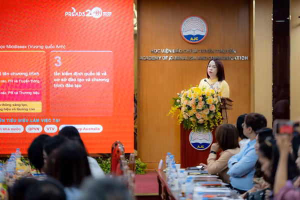 Tiến sĩ Nguyễn Thị Minh Hiền, Trưởng Khoa Quan hệ công chúng và Quảng cáo tại Hội thảo khoa học “Đào tạo truyền thông sáng tạo trong kỷ nguyên AI”. (Ảnh: Học viện Báo chí và Tuyên truyền)
