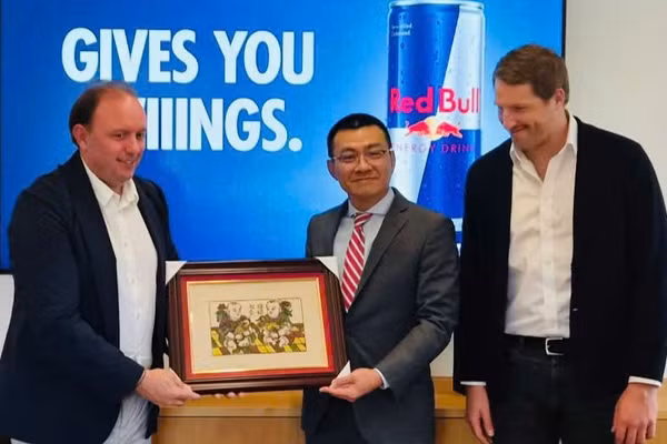 Đại sứ Việt Nam tại Áo Vũ Lê Thái Hoàng và ông Georg Storandt, Giám đốc Kinh doanh toàn cầu Tập đoàn Red Bull. (Ảnh: Đại sứ quán Việt Nam tại Áo)