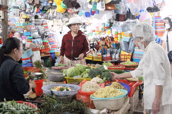 Người dân mua hàng tại chợ Đống Đa.
