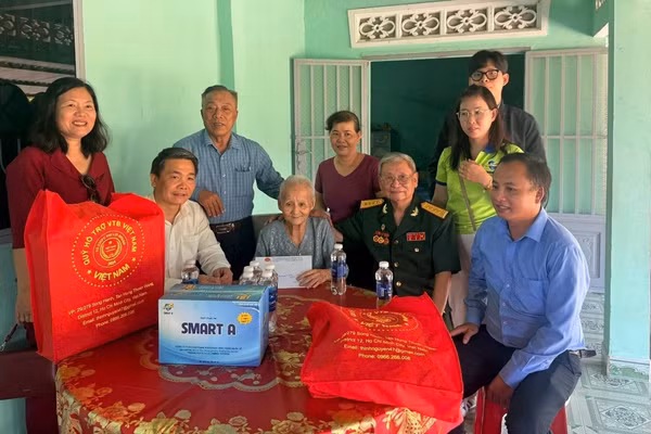 Công ty Trách nhiệm hữu hạn Ứng dụng Khoa học Công nghệ Quốc tế - Smart A phối hợp Công ty Cổ phần Tổ hợp Thương binh VTB Việt Nam thăm và tặng quà Mẹ Việt Nam Anh hùng Lê Thị Phiền.