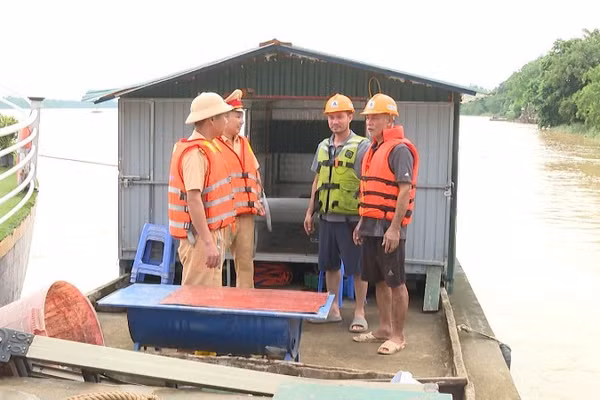 Cảnh sát đường thủy tại Thanh Hóa làm việc với chủ phương tiện trên sông.