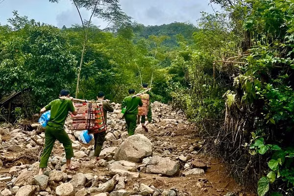 Các chiến sĩ công an tiếp cận bản Pa.