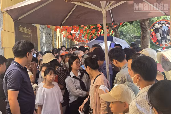 [Ảnh] Nhà tù Hỏa Lò đông nghịt du khách trước ngày Quốc khánh 2/9