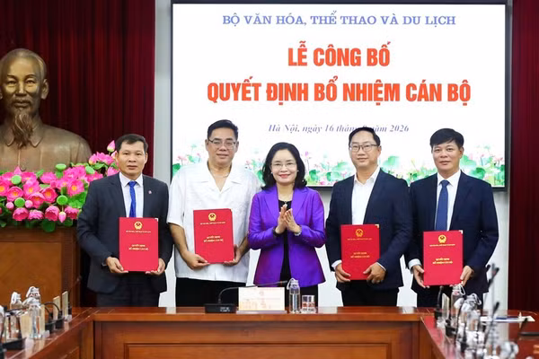 Thứ trưởng Bộ Văn hóa, Thể thao và Du lịch Trịnh Thị Thủy trao quyết định bổ nhiệm 4 tân Phó Hiệu trưởng. (Ảnh: Bộ Văn hóa, Thể thao và Du lịch)