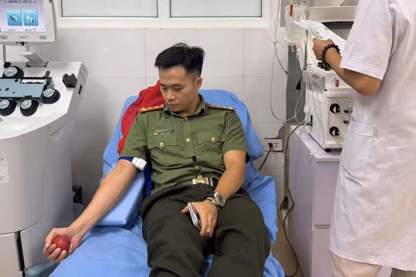 Đại úy Nguyễn Mạnh Cường tham gia hỗ trợ hiến máu. (Ảnh: Công an tỉnh Thanh Hóa)