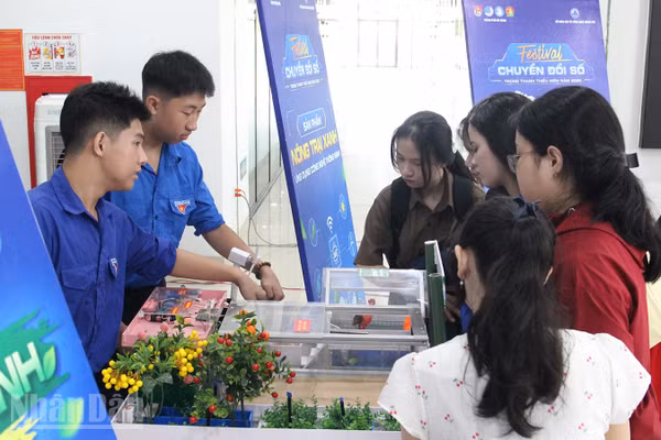 Đoàn viên, thanh niên tham quan các mô hình tại Triển lãm “Sản phẩm chuyển đổi số trong đoàn viên thanh niên năm 2026”. (Ảnh: THANH TÂM)