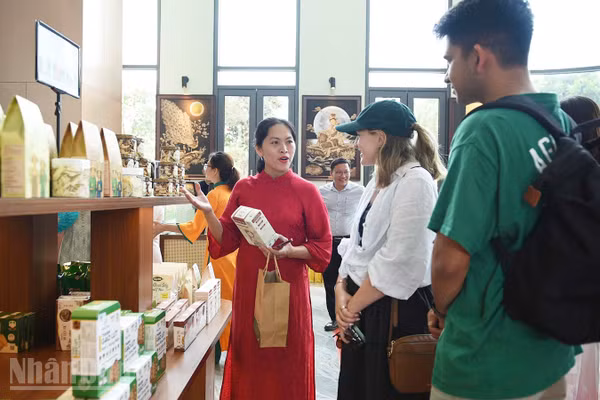 Du khách tìm hiểu sản phẩm “Tinh hoa Đà Nẵng” tại các điểm trưng bày. (Ảnh: THANH TÂM)