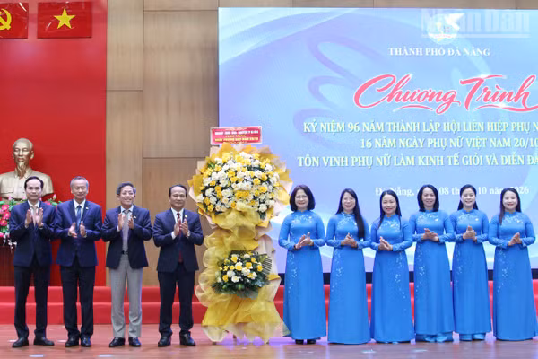 Lãnh đạo thành phố Đà Nẵng tặng hoa chúc mừng kỷ niệm 96 năm Ngày thành lập Hội Liên hiệp Phụ nữ Việt Nam. (Ảnh: THANH TÂM)