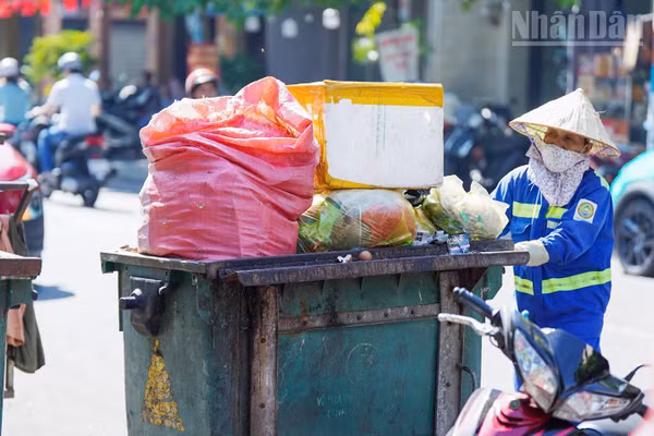 Nguồn cung lao động môi trường vẫn chưa đáp ứng được khối lượng công việc gia tăng. (Ảnh: THANH TÂM)