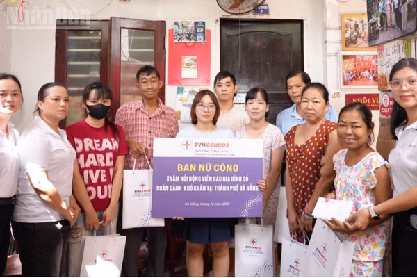 Trao quà cho những hộ gia đình khó khăn đang điều trị chạy thận nhân tạo. (Ảnh: THANH TÂM)