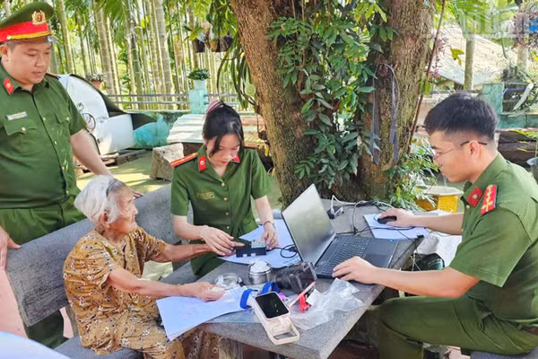 Công an các xã hỗ trợ lấy mẫu sinh phẩm thân nhân liệt sĩ chưa xác định được danh tính. (Ảnh: Ban TNCA)