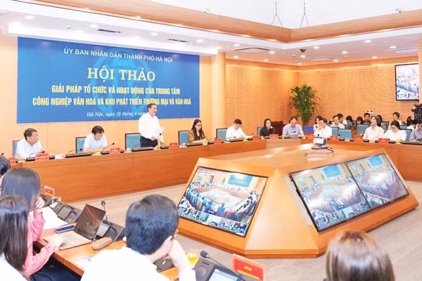 Hội thảo “Giải pháp tổ chức và hoạt động của Trung tâm công nghiệp văn hóa và khu phát triển thương mại và văn hóa” do Ủy ban nhân dân Thành phố Hà Nội tổ chức. (Ảnh: PV)