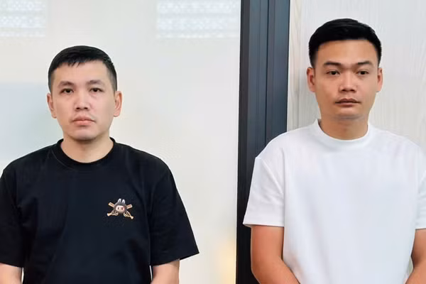 Võ Đại Trường Lâm (trái) và Lê Trọng Hải Anh (phải) tại cơ quan điều tra. (Ảnh: Công an tỉnh Thanh Hóa). 