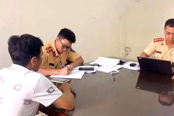Xử phạt hành vi chở khách thu tiền trái quy định. (Ảnh: Công an tỉnh Thanh Hóa)