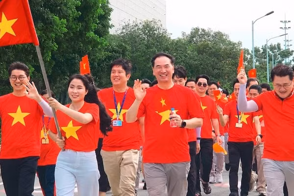 Lãnh đạo và nhân viên Samsung tại Thành phố Hồ Chí Minh trong “Cùng Việt Nam tiến bước” năm 2026.