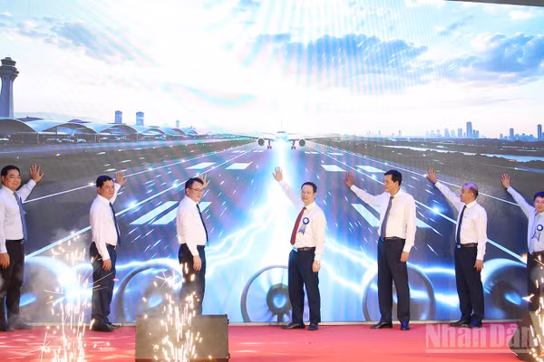 Đại biểu thực hiện nghi thức công bố triển khai Dự án. (Ảnh: THANH TÂM).