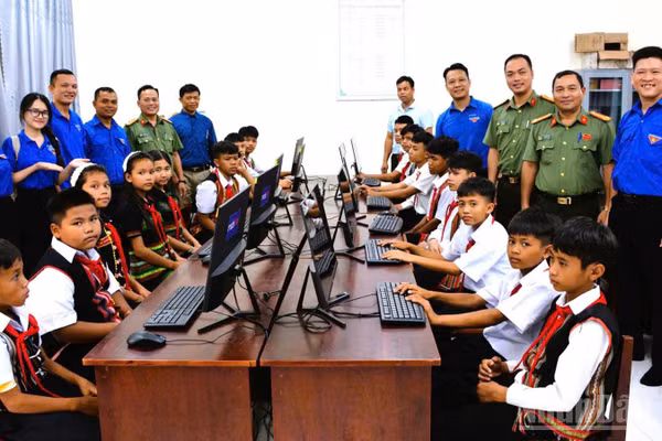 Trao tặng công trình thanh niên “Phòng máy tính cho em” với 10 bộ máy vi tính tại xã La Dêê. (Ảnh: THÀNH ĐOÀN)
