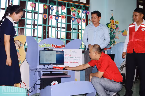 Bàn giao máy tính cho trường học. (Ảnh: THANH TÂM).