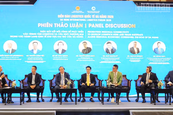 Các đại biểu thảo luận tại Diễn đàn.