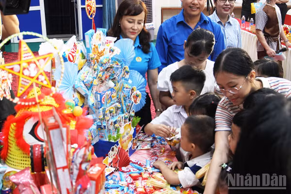 Thiếu nhi phá cỗ tại “Đêm hội Trăng rằm”. (Ảnh: THANH TÂM)