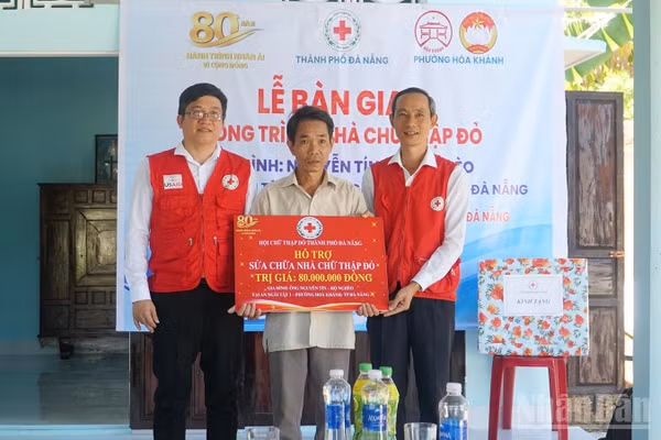 Trao tặng kinh phí xây nhà cho gia đình ông Nguyễn Tín. (Ảnh: THANH TÂM)