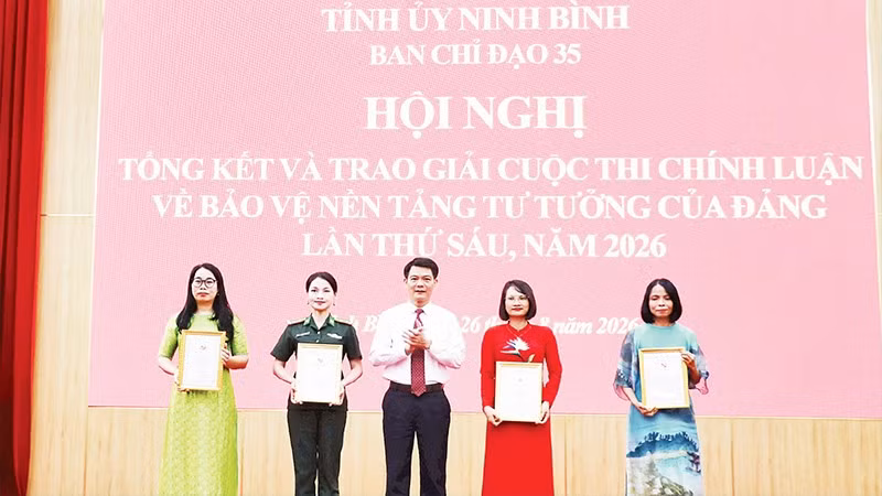 Đồng chí Nguyễn Đức Toàn, Trưởng ban Tuyên giáo Tỉnh ủy Ninh Bình, Phó Trưởng ban Thường trực Ban Chỉ đạo 35 Tỉnh ủy, Trưởng ban Tổ chức cuộc thi trao giải A tặng các tác giả, nhóm tác giả.