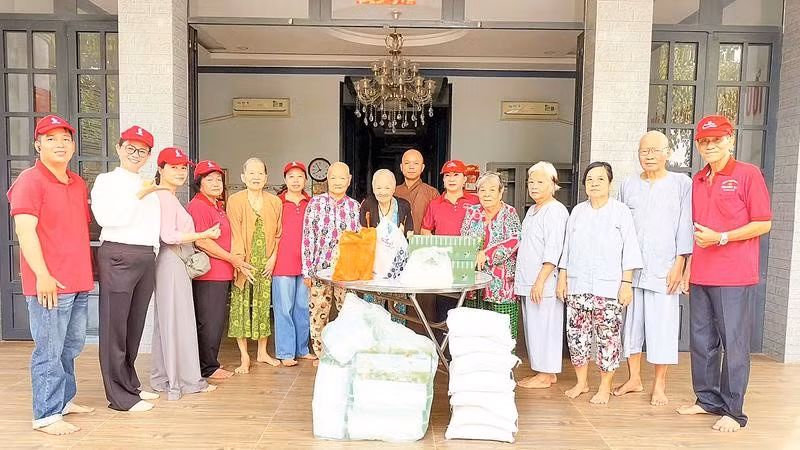 Nhà hảo tâm đến tặng quà cho các cụ già neo đơn tại Mái ấm nhà của ngoại.