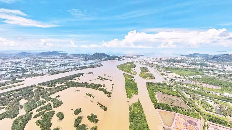 Đầm Đông Hồ nhìn từ trên cao xuống.