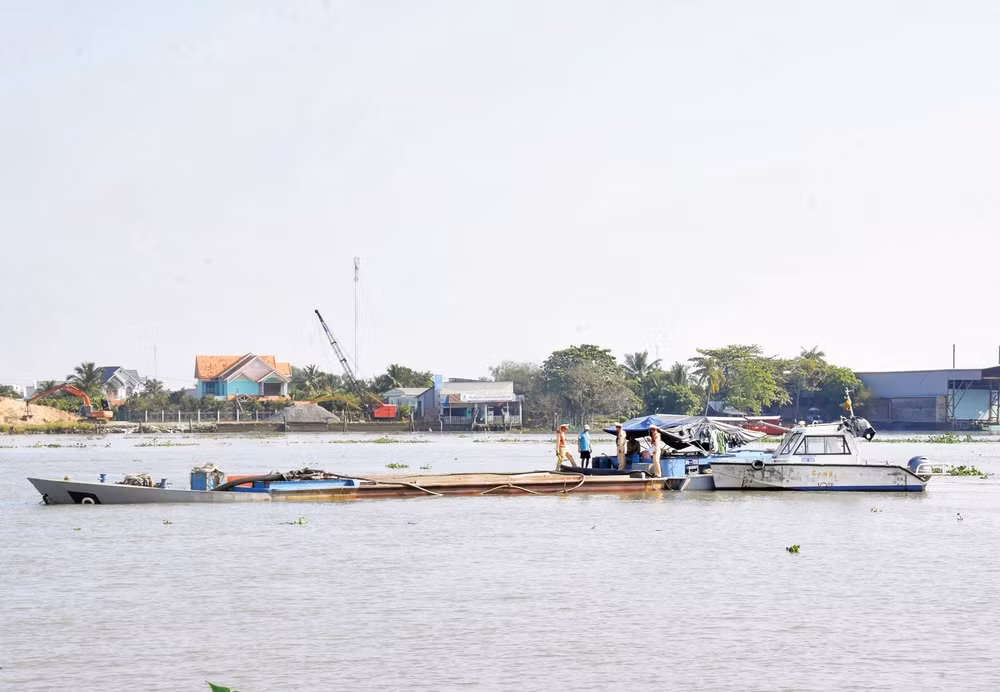 Lực lượng chức năng tiến hành đo đạc, xác định khối lượng cát trên phương tiện vi phạm.