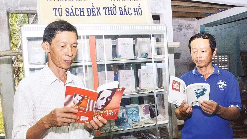 Tủ sách tại gia đình ông Bạch có nhiều sách viết về Bác Hồ.