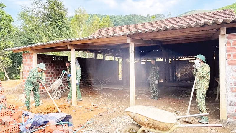 Các "đội thợ xây không đồng" của Bộ đội Biên phòng Hà Tĩnh đảm nhiệm xây nhà mới cho những hộ dân gặp khó khăn về nhà ở. (Ảnh: NGÔ TUẤN)