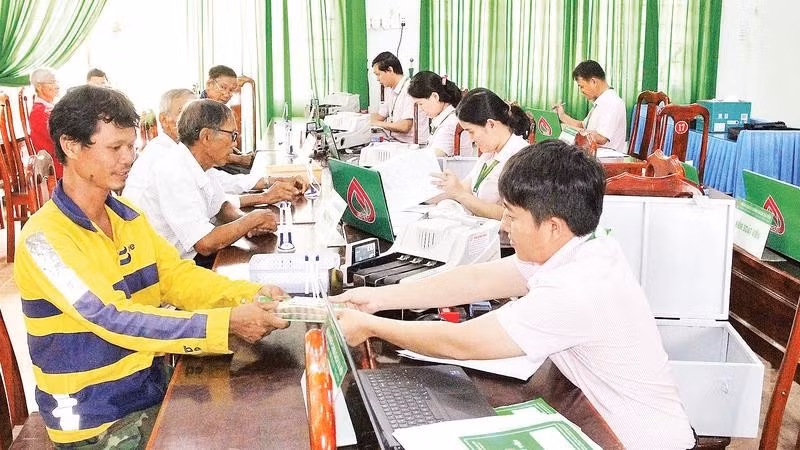 Phòng giao dịch Ngân hàng Chính sách xã hội Krông Bông xuống cơ sở giải ngân nguồn vốn ưu đãi cho người dân xã Cư Pui đưa vào sản xuất.