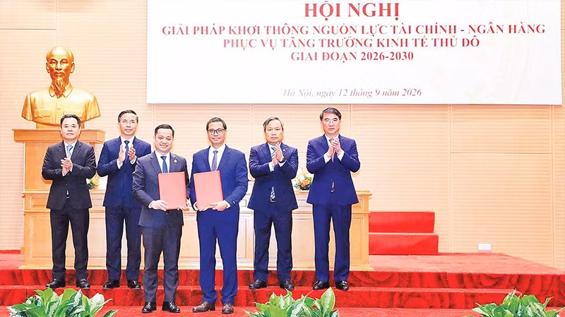 Lãnh đạo Ngân hàng Nhà nước Việt Nam và Ủy ban nhân dân Thành phố Hà Nội chứng kiến Lễ ký thỏa thuận hợp tác giữa các tổ chức tín dụng và doanh nghiệp.