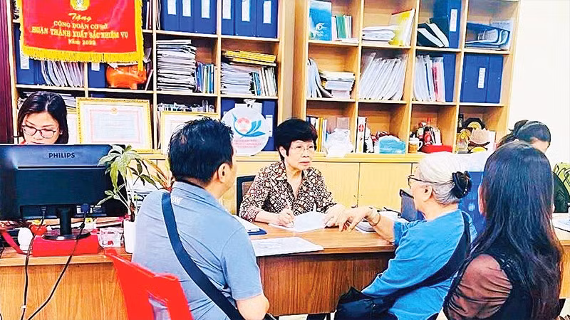Bà Hoàng Thị Lợi tư vấn về pháp luật cho người dân trên địa bàn.