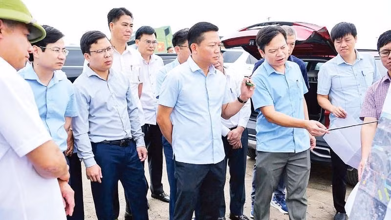 Đoàn công tác tỉnh Ninh Bình kiểm tra tiến độ thi công tại nút giao T03 thuộc dự án Vành đai 5.