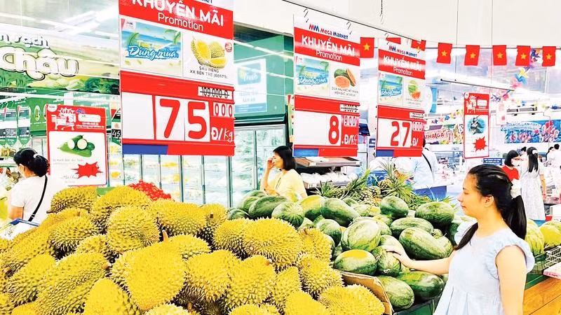 Người tiêu dùng mua hàng tại siêu thị MM Mega Market.
