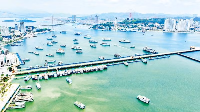 Cảng tàu khách quốc tế Hạ Long - kết nối Vịnh Hạ Long-Vịnh Lan Hạ qua các chuyến tàu liên tỉnh.