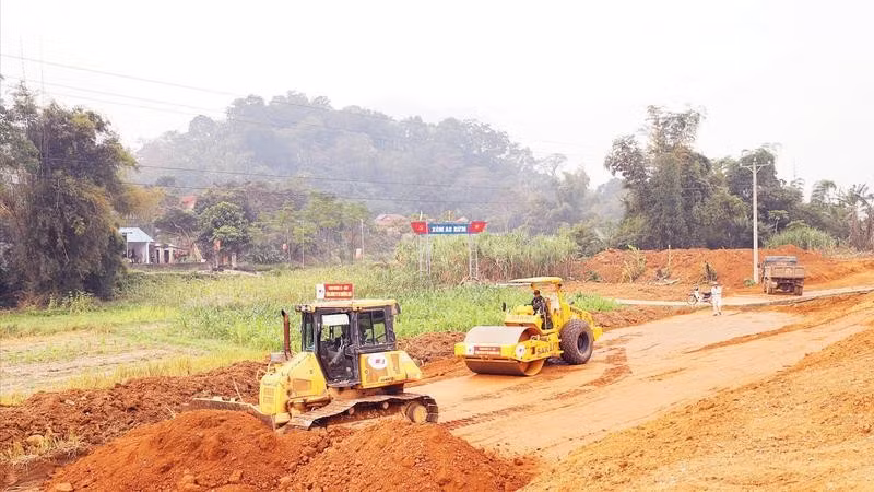 Nhiều hộ gia đình xã Tân Trào đã tự nguyện bàn giao mặt bằng cho đơn vị thi công triển khai dự án.