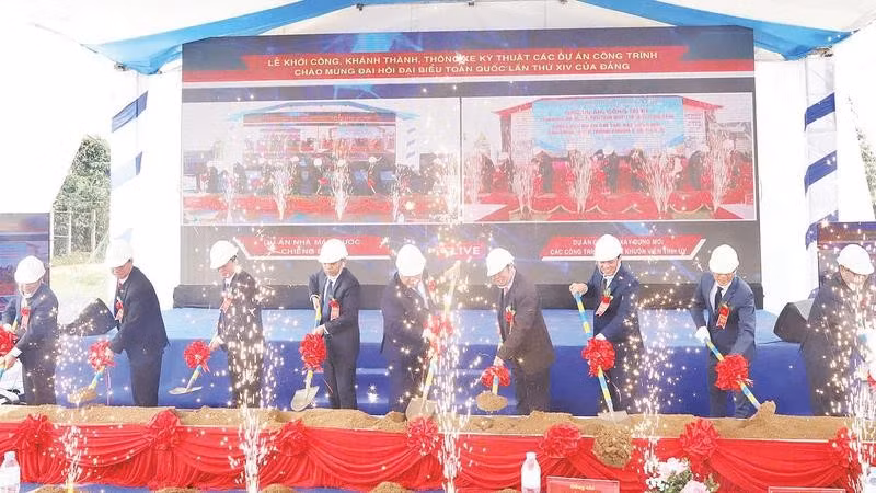 Các đại biểu thực hiện nghi thức khởi công Dự án Nhà máy cấp nước Chiềng Dong.