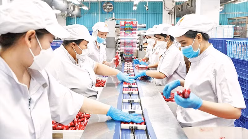 Sản xuất xúc xích phục vụ mùa Tết tại Công ty cổ phần Việt Nam Kỹ nghệ Súc sản-VISSAN. (Ảnh CTV)