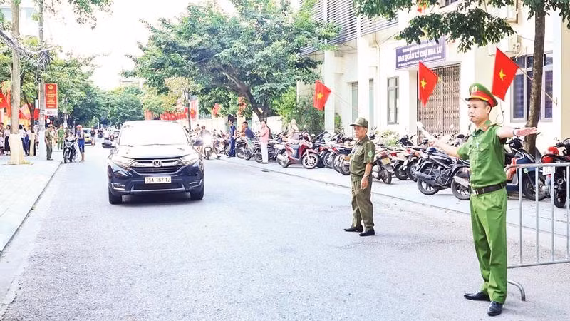 Lực lượng Công an tỉnh Ninh Bình ra quân, bảo đảm an toàn giao thông trong ngày khai giảng năm học mới 2026-2027 (Ảnh THANH BÌNH)