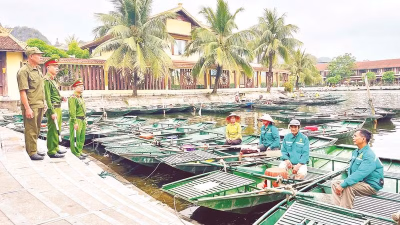 Công an tỉnh Ninh Bình tuyên truyền người dân chấp hành nghiêm luật giao thông đường thủy tại các khu du lịch (Ảnh YẾN TRINH)