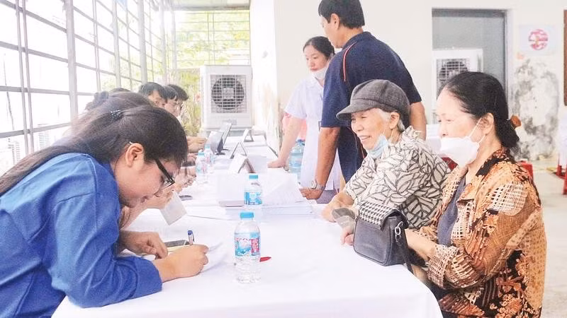 Khu vực đón tiếp người dân đến khám sức khỏe định kỳ tại Bệnh viện đa khoa Hà Nam được các đoàn viên, thanh niên hỗ trợ chu đáo (Ảnh ĐÀO PHƯƠNG)