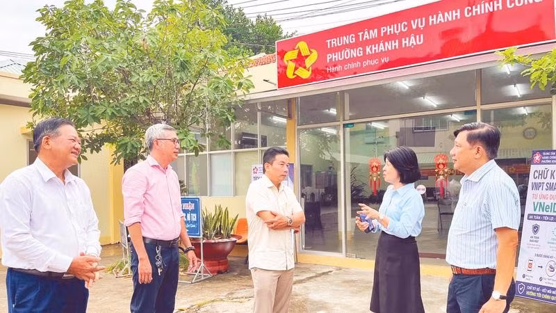Trưởng ban Tuyên giáo Tỉnh ủy Tây Ninh Nguyễn Thị Xuân Hương kiểm tra thực tế tại Trung tâm Phục vụ hành chính công phường Khánh Hậu.