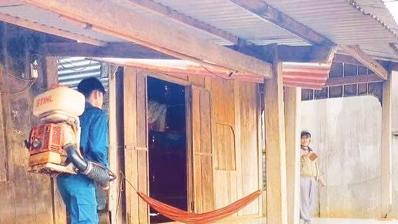 Lực lượng dân quân thường trực các địa phương của thành phố Đồng Nai hỗ trợ phun thuốc diệt muỗi, phòng, chống dịch bệnh.