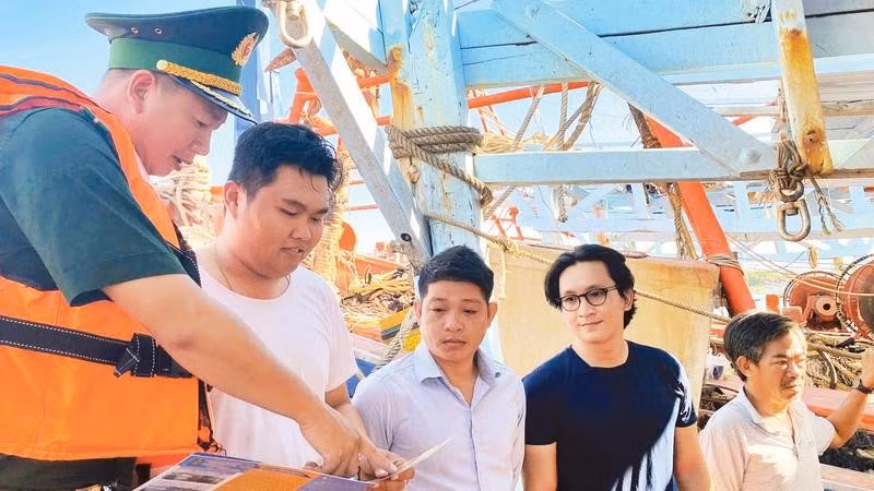 Cán bộ Trạm Biên phòng cửa khẩu cảng Vũng Tàu tuyên truyền về phòng, chống IUU cho ngư dân tại cảng Cát Lở.