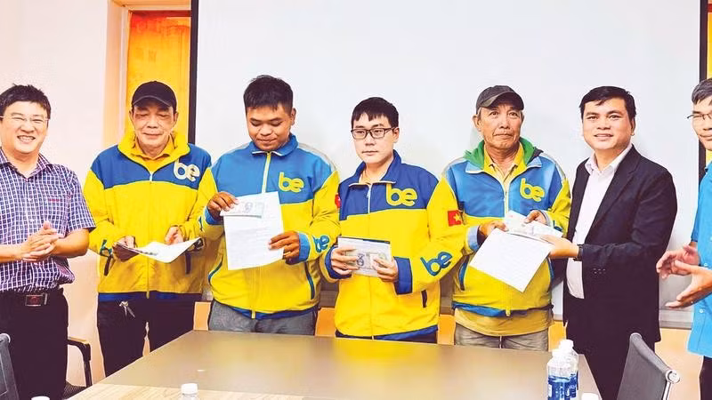 Các lái xe công nghệ trên địa bàn Thành phố Hồ Chí Minh vui mừng nhận vốn vay ưu đãi từ Tổ chức tài chính vi mô CEP.