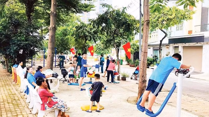 Từ khu đất trống, thường xuyên ô nhiễm, Công viên Thanh Niên Khu phố 46, phường Tăng Nhơn Phú được hình thành, trở thành nơi sinh hoạt, vui chơi bổ ích và gắn kết cộng đồng dân cư. (Ảnh ANH TUẤN)