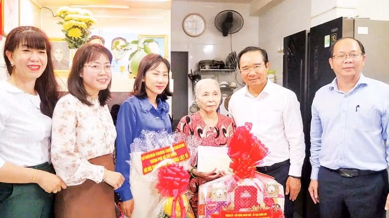 Chủ tịch Ủy ban nhân dân Thành phố Hồ Chí Minh Nguyễn Văn Được thăm gia đình người có công trên địa bàn thành phố.
