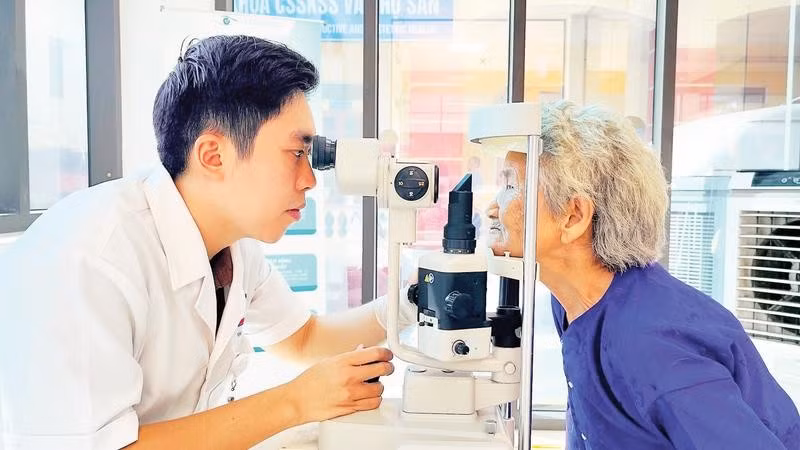 Khám mắt cho người cao tuổi tại phường Yên Bái.
